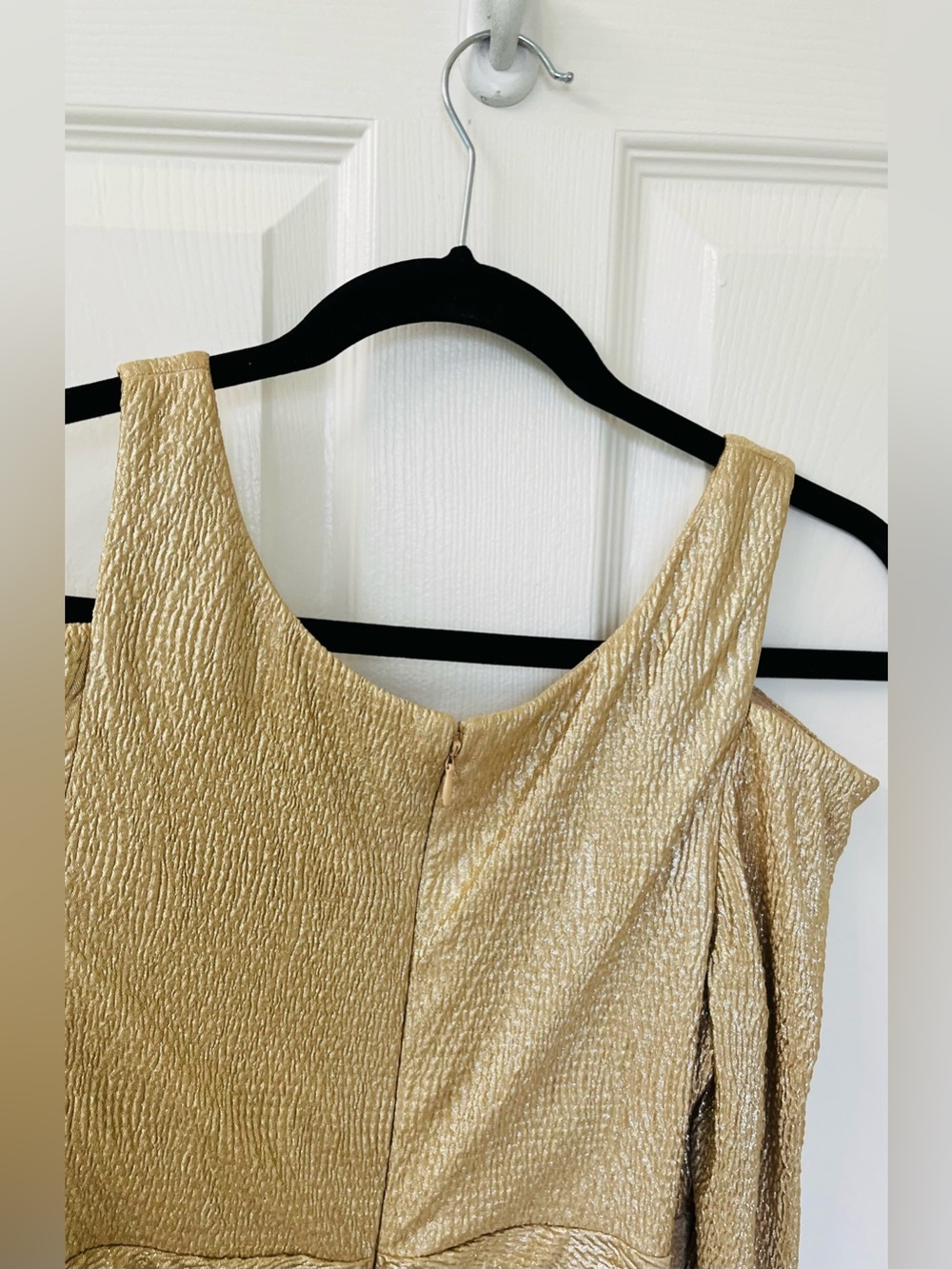 Gorgeous cold shoulder Textured Women’s wedding guest Dress - Picture 2 of 7
